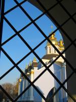 120_2093 сквозь ворота, Михайловский монастырь 